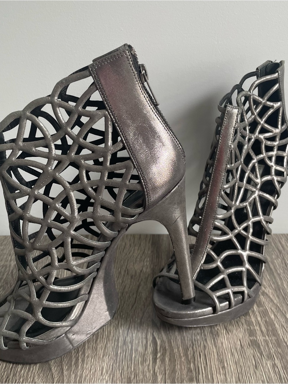 Vera Wang Lavender Label Y2K Metallic Gray Laser-Cut Matrix Cage Stilettos